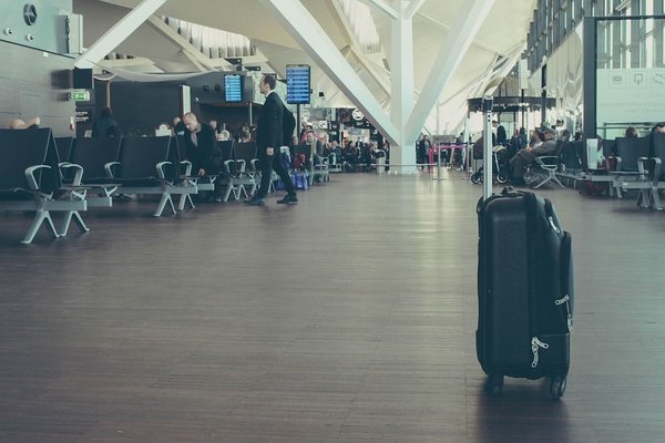 Voyager facilement : les différents types d’étiquettes pour vos bagages