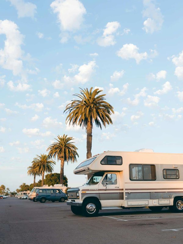Astuces pour camper confortablement en camping-car sans connexion électrique.