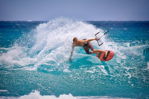 Quelles croisières offrent les meilleures opportunités pour apprendre des sports nautiques, comme le paddle ou le kitesurf ?